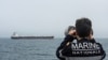 Un marinar francez urmărește nava Tagor, în largul coastelor bretone ale Franței. 