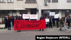 “Nëse nuk vepron, je pjesëmarrës”, shkruan në një nga mesazhet në protestën në Shkup në Ditën Ndërkombëtare të Gruas.