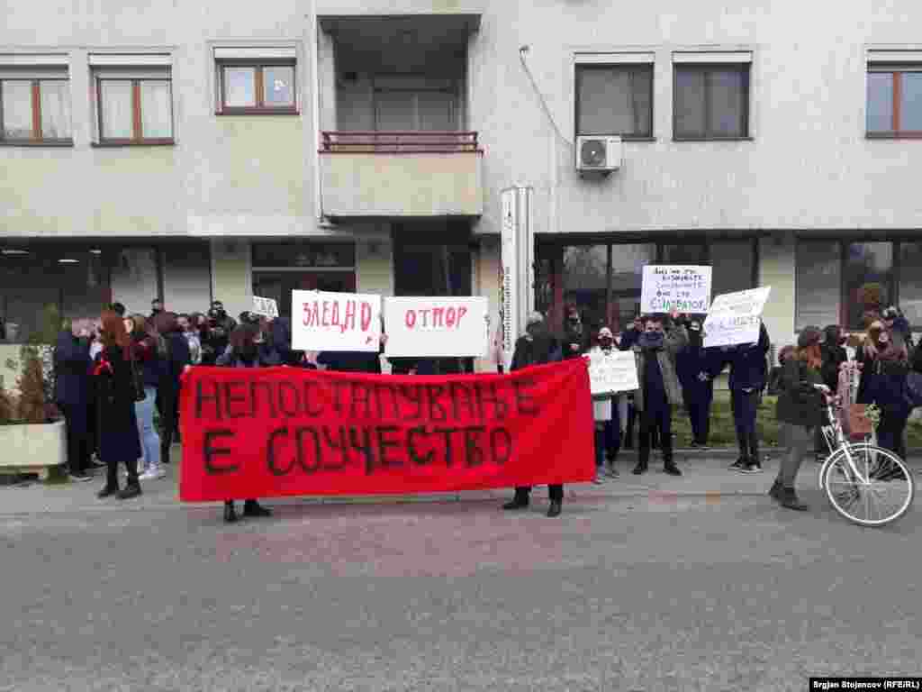 МАКЕДОНИЈА - Неколку стотини луѓе денеска излегоа на протестниот Марш за женски права кој годинава се одржа под слоганот Држава што не постапува е држава што силува. Маршот почна пред Министерството за внатрешни работи, а заврши во паркот Жена борец спроти Собранието.