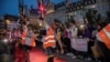 Studenti iz Srbije slave nakon biciklističke vožnje od Novog Sada do Strazbura, čiji je cilj bio da institucijama Evropske unije skrenu pažnju na proteste protiv vlasti u Srbiji, Strazbur, Francuska, 15. april 2025.