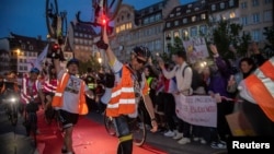 Studenti iz Srbije slave nakon biciklističke vožnje od Novog Sada do Strazbura, čiji je cilj bio da institucijama Evropske unije skrenu pažnju na proteste protiv vlasti u Srbiji, Strazbur, Francuska, 15. april 2025.