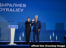 Актер Догдурбек Кыдыралиевге Бишкек эл аралык кинофестивалынын сыйлыгын тапшыруу учуру.