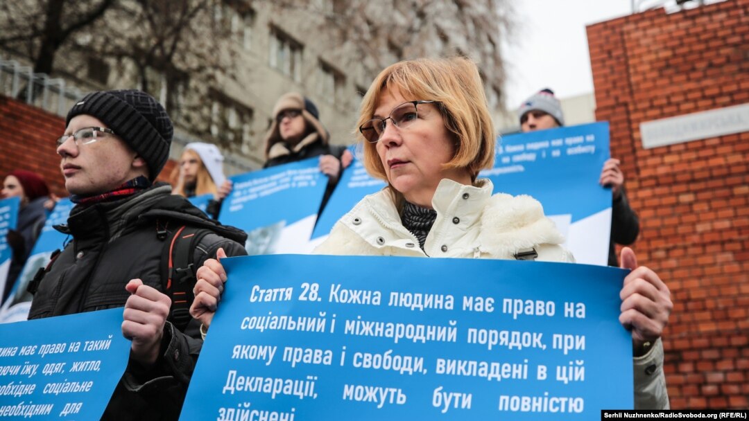 До мітингу під посольсьтвом ЄС долучилася колишня заручниця сепаратистів Ірина Довгань (на фото)