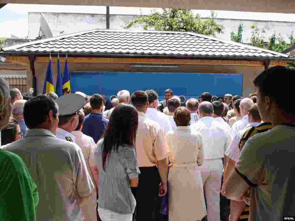 Teodor Baconski dă explicații moldovenilor în căutare de viză - (Foto: Vasile Botnaru)