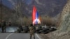 Vojnik, etnički Armen, hoda sa zastavom Nagorno-Karabaha prema kontrolnom punktu u blizini sela Charektar u separatističkoj regiji Nagorno-Karabah na granici sa okrugom Kalbacar, predatom Azerbejdžanu, 25. novembra 20.