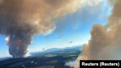 Incendiile au fost fotografiate aerian. Acestea s-au răspândit și la Long Loch și la Lacul Derrickson în Central Okanagan, Columbia Britanică.