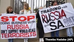Південно-Африканська-Республіка. Акція протесту біля готелю, в якому розпочала роботу російська міжнародна бізнес-місія в ПАР. Йоганнесбург, 20 липня 2022 року