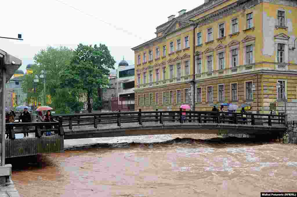 Vodostaj Miljacke kod mosta Drvenija, Sarajevo