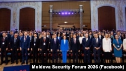 Președinta Moldovei, Maia Sandu, pozând alături de invitații conferinței Moldova Security Forum 2026, pe 8 octombrie, la Chișinău. 