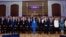 Președinta Moldovei, Maia Sandu, pozând alături de invitații conferinței Moldova Security Forum 2026, pe 8 octombrie, la Chișinău. 