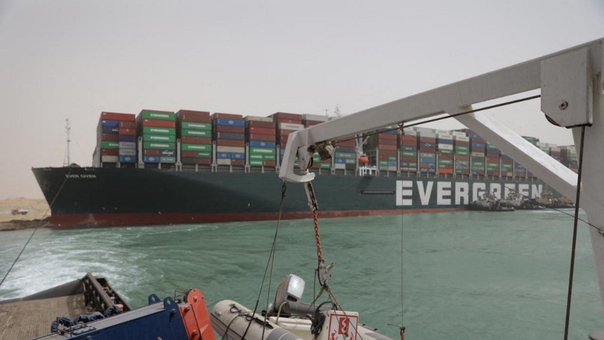 Адміністрація Суецького каналу заявляє про відновлення руху після зняття з мілини контейнеровоза