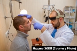 Олексій Тилля з пацієнтом