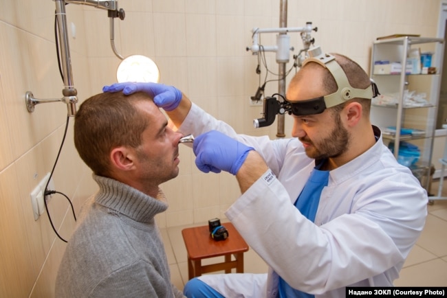 Олексій Тилля з пацієнтом