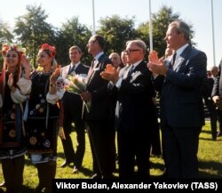 Принц Філіп, герцог Единбурзький, під час перебування в Україні у 1973 році. Він як президент Міжнародної федерації кінного спорту, перебуваючи за штурвалом особистого літака, прилетів до Києва, де відбувся Чемпіонат Європи з кінного триборства. Київ, вересень 1973 року