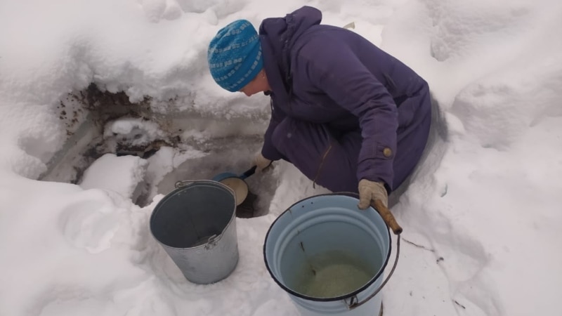 В деревне Головино Кировской области жители неделю носили воду ведрами из проруби из-за аварии на водопроводе