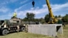 Rumunski vojni inženjeri postavljaju betonska skloništa u selu Plauru na granici rijeke Dunav između Rumunije i Ukrajine 12. septembra 2023.