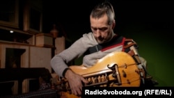 «В мене не було відчуття, що я все, не буду грати. На лірі грати нескладно. Можна просто корбу крутити і співати. Якщо гарний акорд звучить – уже красиво» – Тарас Козуб