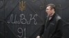 Юрій Луценко виходить з воріт Менської колонії у селі Макошино, 7 квітня 2013 року