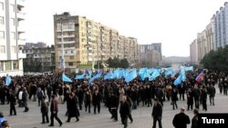 Yürüşlə başlanan etiraz aksiyası Ukrayna dairəsində mitinqlə davam etdirilib