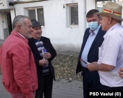 Dumitru Buzatu (stânga), președintele CJ Vaslui. Imagine din 2020