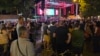 Uz vatromet i pozdravne govore sa jedne od koncertnih bina, Dani piva u Zrenjaninu su zvanično počeli, dok su se iz publike čuli zvižduci i protestni povici, 6. avgust 2025. 
