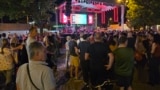 Uz vatromet i pozdravne govore sa jedne od koncertnih bina, Dani piva u Zrenjaninu su zvanično počeli, dok su se iz publike čuli zvižduci i protestni povici, 6. avgust 2025. 
