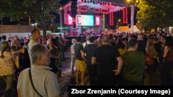 Uz vatromet i pozdravne govore sa jedne od koncertnih bina, Dani piva u Zrenjaninu su zvanično počeli, dok su se iz publike čuli zvižduci i protestni povici, 6. avgust 2025. 