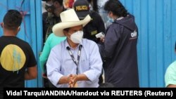 Pedro Kastiljo na jednom od glasačkih mesta u Peruu, 11. april 2021.