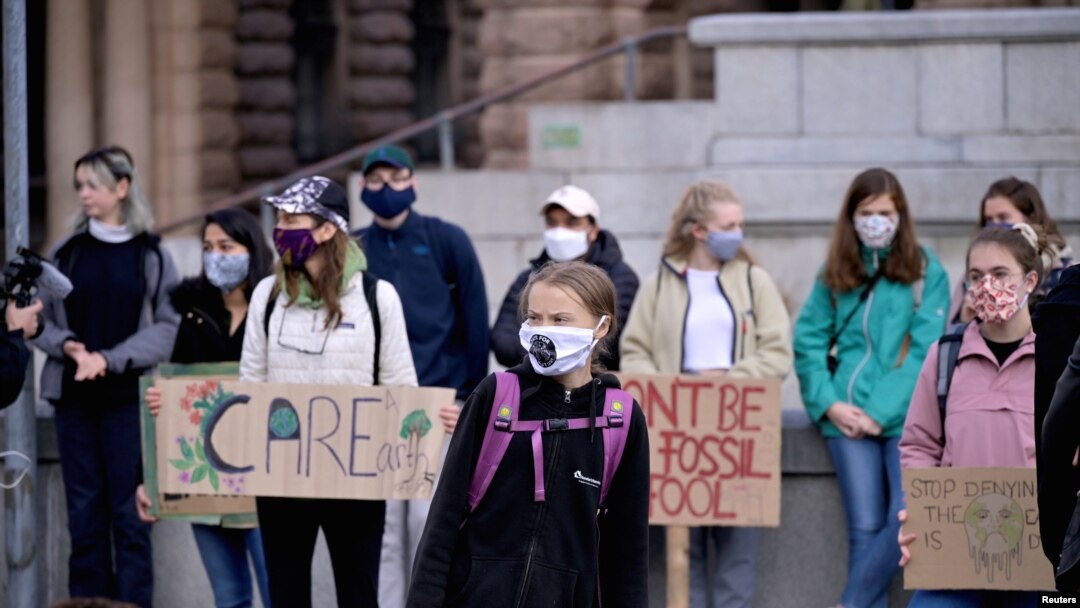 Švedska aktivistica za klimatske promjene Greta Tunberg (Thunberg ) sa drugim mladim demonstrantima ispred švedskog parlamenta u Štokholmu, Švedska, 25. septembra 2020.