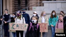 Švedska aktivistica za klimatske promjene Greta Tunberg (Thunberg ) sa drugim mladim demonstrantima ispred švedskog parlamenta u Štokholmu, Švedska, 25. septembra 2020.