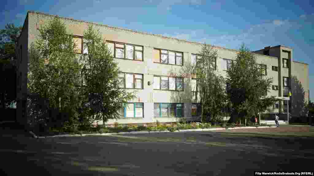 Школа в Первомайську. Вікна та дах пошкоджені нещодавніми обстрілами