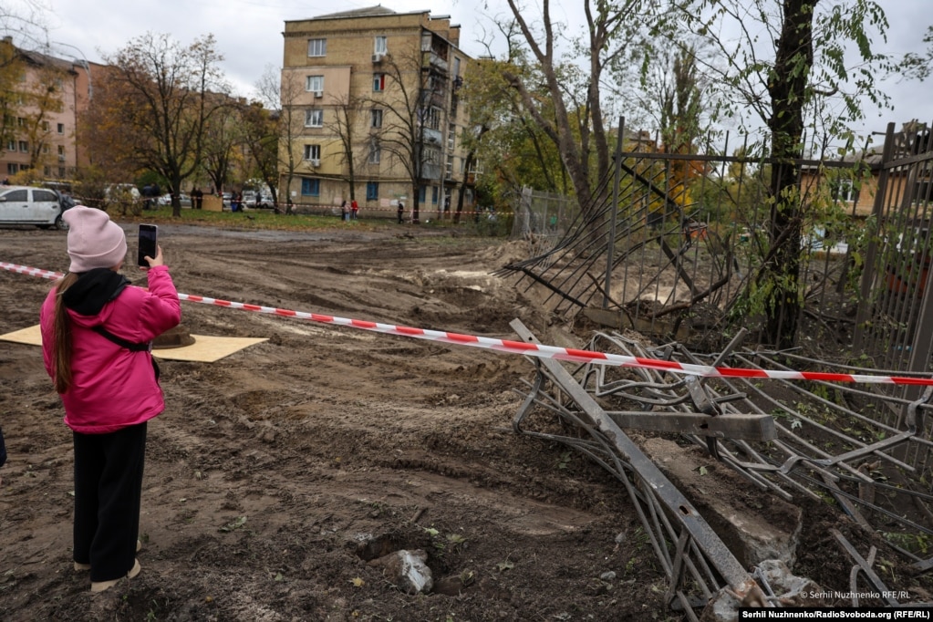 Ще один двір на лівому березі столиці за добу до цього, 25 жовтня.На місці удару балістичною ракетою утворилася вирва. За даними Повітряних сил ЗСУ, у ніч на 25 жовтня російські військові атакували територію України дев’ятьма балістичними ракетами «Іскандер-М», а також 62 ударними дронами