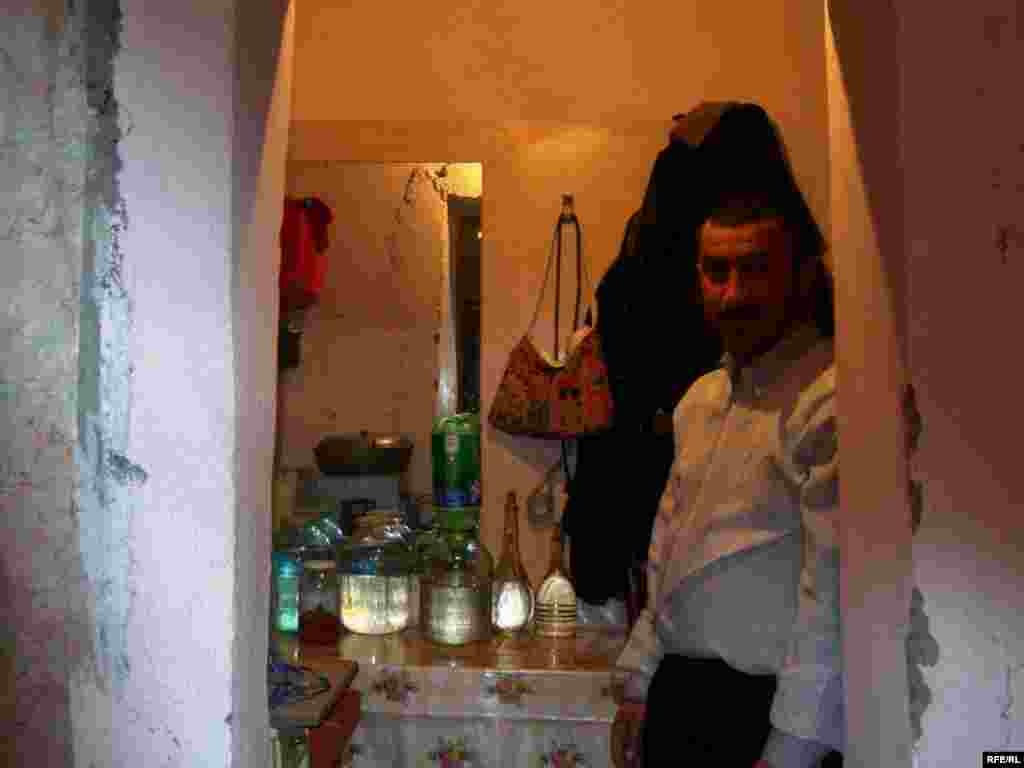 Mehdi deyir ki, bu yerdən mətbəx kimi istifadə edirik