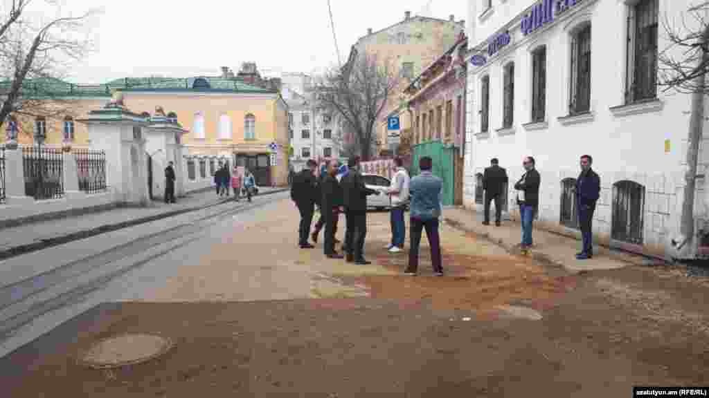 Акция протеста перед зданием посольства Армении в Москве, 17 апреля 2018 г.