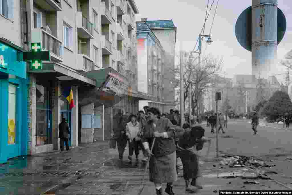 Pe 19 martie o gloată de români înarmați cu pietre și bare de fier a atacat sediul din Târgu Mureș al partidului UDMR, principalul partid al ungurilor.&nbsp;