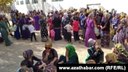 People line up outside a state grocery store to buy cooking oil in the Turkmen city of Mary in 2019.