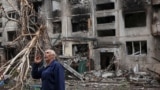 Місцевий мешканець біля пошкодженої обстрілами армії РФ багатоповерхівки, Мирноград, Донецька область, 29 травня 2025 року