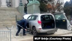 Policija tokom uviđaja nakon incidenta ispred zgrade Skupštine Srbije u Beogradu