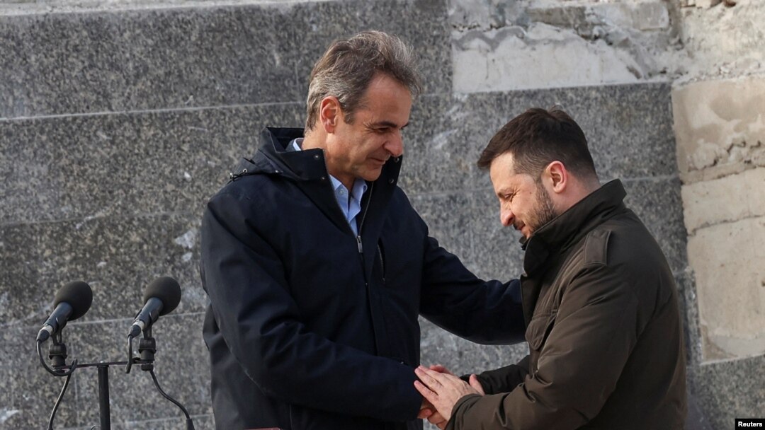Premierul grec Kyriakos Mitsotakis (stânga) și președintele ucrainean Volodimir Zelenski, în timpul unei conferințe comune în Odesa, Ucraina, 6 martie 2024.