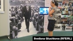 Посетительница выставки "Борис Ельцин и его время". Астана, 7 июня 2012 года. 