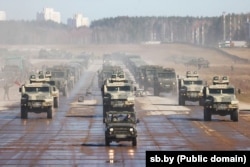 Фото з репетиції параду 9 травня на аеродромі «Липки» під Мінськом. Видно автомобілі «Спартак» і «Лінза» з розмитими номерами. Фото SB.BY — Білорусь сьогодні, 3 квітня 2025 року