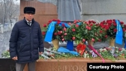 Участник декабрьских событий 1986 года Нурлыбек Куанбаев возле монумента, посвященного этим событиям