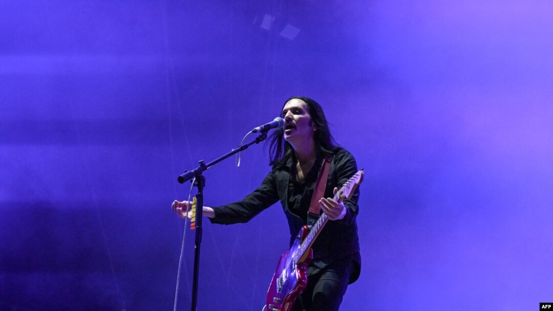 Brian Molko, pjevač Placeba, na muzičkom festivalu u Parizu, avgust 2023.