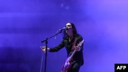 Brian Molko, pjevač Placeba, na muzičkom festivalu u Parizu, avgust 2023.