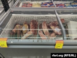 Mishi gjedhi i importuar nga Brazili, shihet në një market në Prishtinë, Kosovë, 24 gusht 2026.