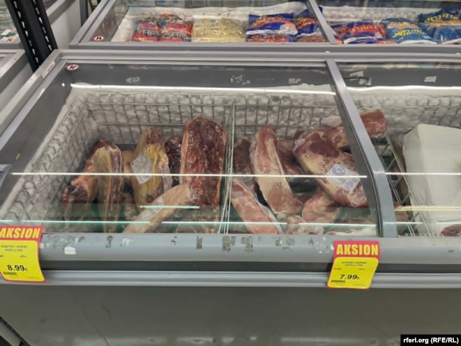 Mishi gjedhi i importuar nga Brazili, shihet në një market në Prishtinë, Kosovë, 24 gusht 2026.