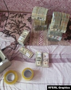 Fotografiju koju je dostavio Saimaiti - velika količina američkih dolara u pripremi za prvoez jednim od njegovih kurira za keš.