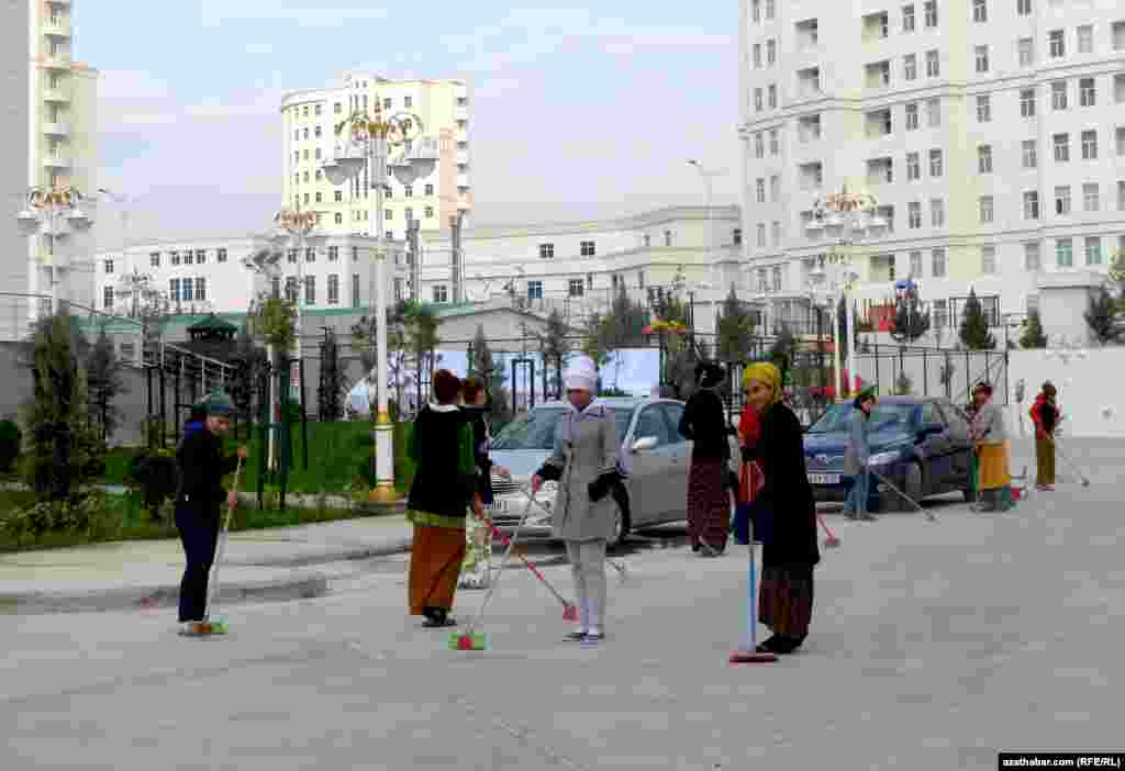 Dabaradan soň sebitde arassaçylyk işleri geçirilýär.