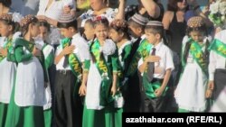 Төркмәнстан башкаласы Ашхабадтагы бер мәктәп укучылары.