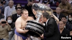 Вручення Кубку Імператора Данилу Явгусишину